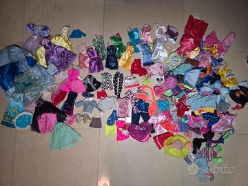 Lotto di vestiti per barbie