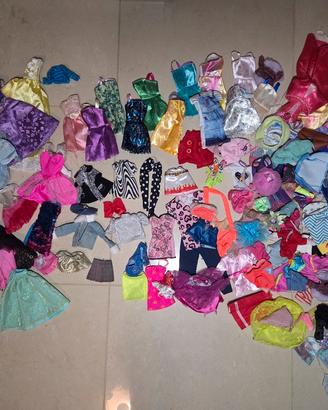 Lotto di vestiti per barbie