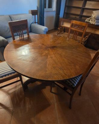 tavolino in legno con sedie 