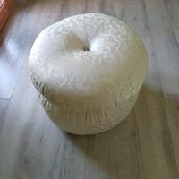 Pouf bianco in stile regale