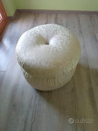 Pouf bianco in stile regale