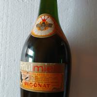 Bottiglia di liquore di miele a base di grappa 