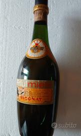 Bottiglia di liquore di miele a base di grappa 