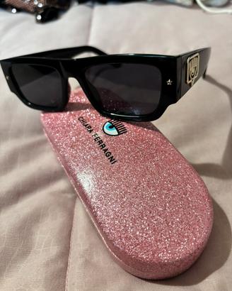 Occhiali Chiara Ferragni neri con logo