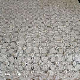 Copriletto matrimoniale ricamato a mano