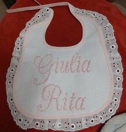Bavaglini personalizzati ricamati a mano