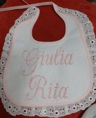 Bavaglini personalizzati ricamati a mano