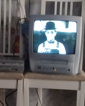 Televisore CRT Philips con VHS anni 90
