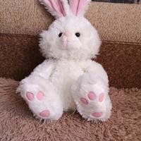 Coniglietto di peluche bianco con orecchie lunghe