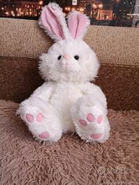 Coniglietto di peluche bianco con orecchie lunghe