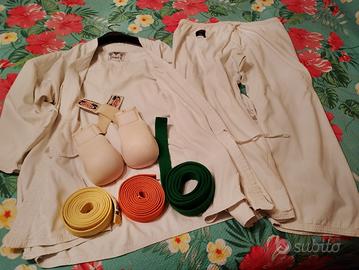 Karategi con cinture e guanti