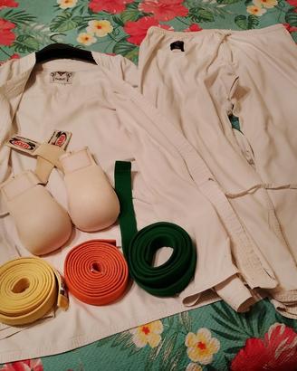 Karategi con cinture e guanti