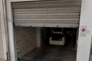 Posto auto piano stradale con serracinesca aut