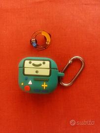 copricustodia Airpods4 Beemo+spilla "Jake&Finn"