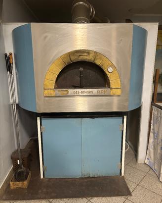 Forno a legna e banco pizza