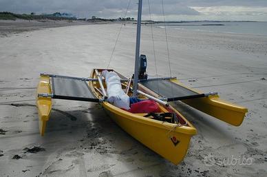 trimarano di colore giallo virus plus 16