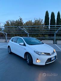 Toyota Auris Hybrid 2013