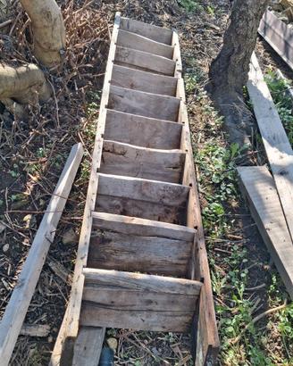 Scala in legno antica