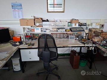 Banchi da lavoro per elettronica con prese