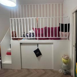Camera per bambini sopraelevata con armadio