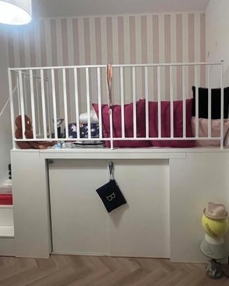Camera per bambini sopraelevata con armadio