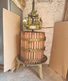 Torchio per uva ( pressa idraulica )e pigiatrice