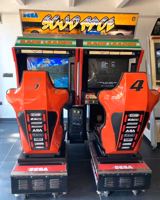 🏁 SEGA SCUD RACE – Simulatore doppio di guida