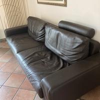 Divano in pelle marrone scuro