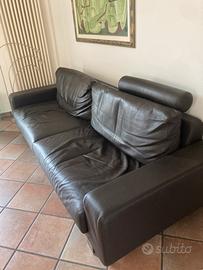 Divano in pelle marrone scuro