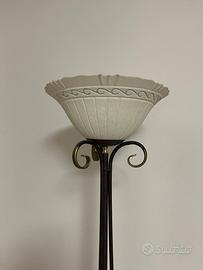 Lampada da terra in ferro battuto e vetro satinato