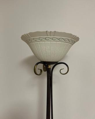 Lampada da terra in ferro battuto e vetro satinato