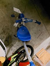 Triciclo con manico di controllo