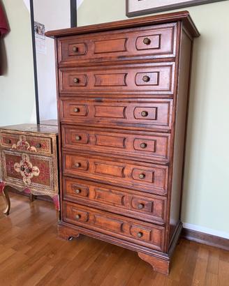 Cassettiera, comodino, poltrona e quadri