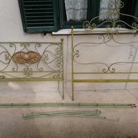 Antico letto per bambini in ferro battuto