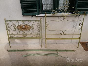 Antico letto per bambini in ferro battuto