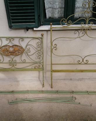 Antico letto per bambini in ferro battuto