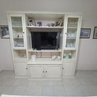 Tavolo e parete attrezzata