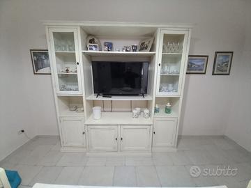 Tavolo e parete attrezzata