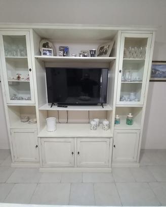 Tavolo e parete attrezzata