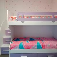 cameretta con letti a castello e scale