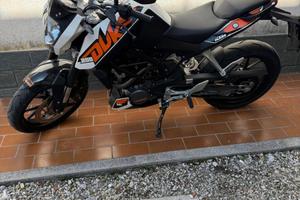 Moto duke 200