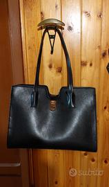 Borsa nera da donna.