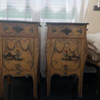 2 comodini antichi gemelli in legno decorati