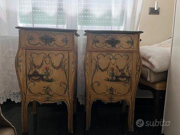 2 comodini antichi gemelli in legno decorati