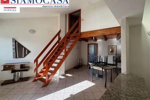 Casa con appartamento, locale commerciale e garage