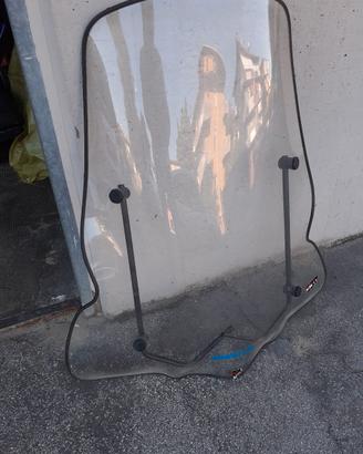 Parabrezza scooter con attacchi