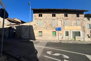 CASA RUSTICA PLURICAMERE CON CORTE E PERTINENZE