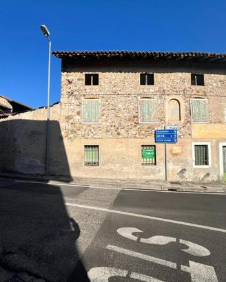 CASA RUSTICA PLURICAMERE CON CORTE E PERTINENZE
