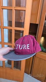 Cappello VULTURE snapback bordeaux, visiera grigia