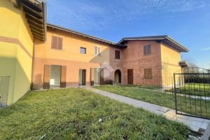 VILLA A SCHIERA A GORNATE-OLONA